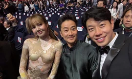 LHP Busan 2025: Đạo diễn "Khế Ước Bán Dâu" chung khung hình với Lisa BLACKPINK