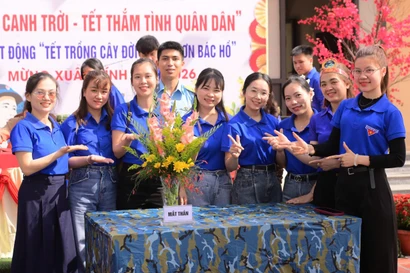 Xuân về trên điểm cao ra đa