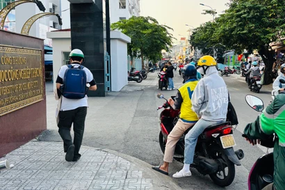 Sinh viên nháo nhác vì bãi xe bất ngờ đóng cửa, trường đại học chuyển hướng học online