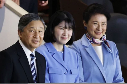 Công chúa Nhật Bản đi xem bóng chày