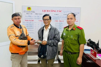 Một người dân nhờ công an đã nhanh chóng tìm được 100 triệu đồng đánh rơi 