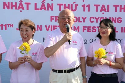 Hai nữ lãnh đạo bất ngờ với quà tặng trước thềm 8/3