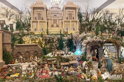 Hang đá Giáng sinh hơn 7m ở Đồng Nai gây sốt với nghìn chi tiết độc đáo