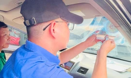 Đề xuất chuyển quy trình cấp đổi giấy phép, phù hiệu ô tô qua VNeID 