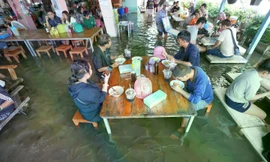 Lý do một nhà hàng bị ngập lụt gây sốt toàn thế giới