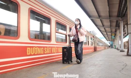 Nhiều người thích đi tàu để 'sống chậm' trong ngày cuối năm 