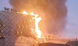 Cháy quán karaoke, cảnh sát đeo bình dưỡng khí tiếp cận bên trong