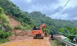 Bão Bualoi chia cắt giao thông, đường sắt tê liệt nhiều ngày