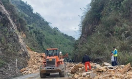 Lưu ý quan trọng với tài xế lái xe trên quốc lộ 6 bị sạt lở 