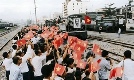 Lần đầu tiên có bộ ảnh màu Bác Hồ đi chuyến tàu đặc biệt cách đây 79 năm 