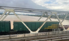 Xin lệnh phong tỏa, điều tàu hạng nặng 'neo giữ' cầu đường sắt ở Huế 