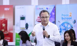 Hành khách đi tàu metro số 1. Ảnh: Duy Anh