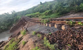 Cầu đường bị xói lở, dừng chạy nhiều chuyến tàu Bắc - Nam hôm nay 