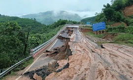 Mưa lũ 'chia cắt' Trung Bộ: Ray đường sắt treo lơ lửng, nhiều quốc lộ đứt gãy