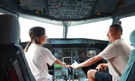 Không phải trên ti vi, du khách có thể vào vai phi công ngay Hà Nội