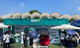 Đội nắng xếp hàng trải nghiệm gian hàng BIDV tại Sóng Festival