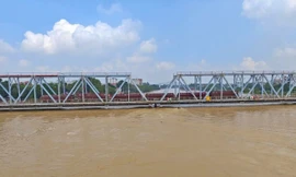 Điều tàu hàng trăm tấn neo giữ cầu đường sắt giữa dòng nước lũ cuồn cuộn