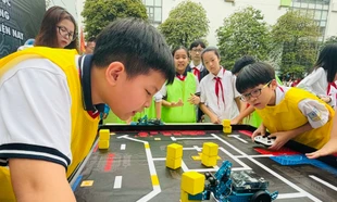 Học sinh thi đấu robot tại hội thi STEM - AI - ROBOTICS 