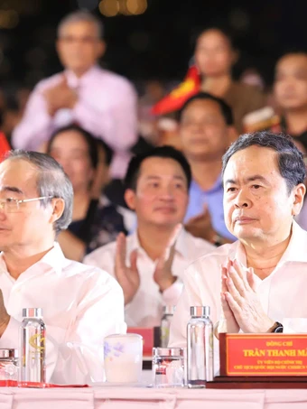 Xúc động đêm nghệ thuật chính luận 'Dưới cờ vinh quang' 