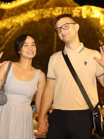 Giới trẻ TPHCM xuyên đêm vui chơi Giáng sinh 