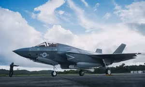 Mỹ công bố hình ảnh mới nhất về 10 máy bay tàng hình F-35 triển khai gần Venezuela
