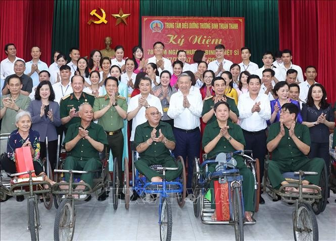 Tổng Bí thư Tô Lâm với thương bệnh binh và cán bộ, nhân viên Trung tâm Điều dưỡng thương binh Thuận Thành. Ảnh: Thống Nhất/TTXVN tbt5-150725.jpg
