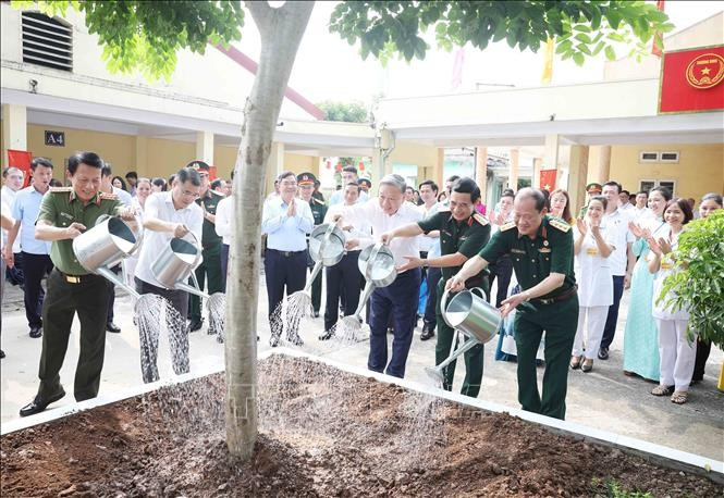 Tổng Bí thư Tô Lâm và các đại biểu trồng cây lưu niệm tại Trung tâm Điều dưỡng thương binh Thuận Thành. Ảnh: Thống Nhất/TTXVN tbt4-150725.jpg