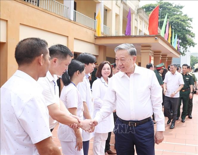 Tổng Bí thư Tô Lâm với các y bác sĩ, điều dưỡng Trung tâm Điều dưỡng thương binh Thuận Thành. Ảnh: Thống Nhất/TTXVN tbt-150725.jpg