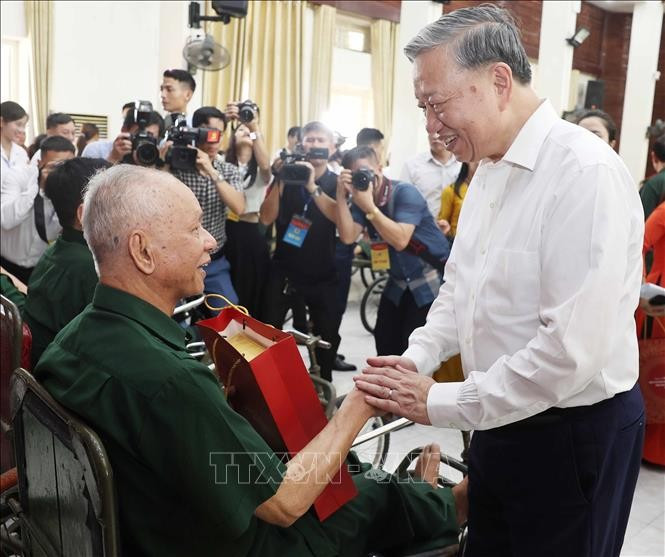 Tổng Bí thư Tô Lâm thăm hỏi và tặng quà cho thương bệnh binh. Ảnh: Thống Nhất/TTXVN thuan-thanh-15725-10.jpg