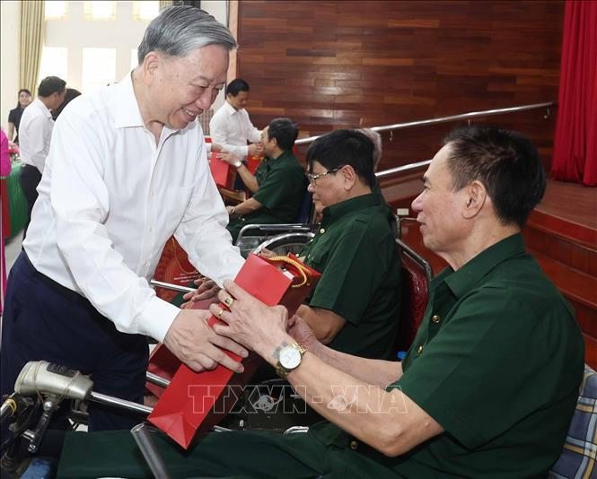 Tổng Bí thư Tô Lâm thăm hỏi và tặng quà cho thương bệnh binh. Ảnh: Thống Nhất/TTXVN thuan-thanh-15725-11.jpg
