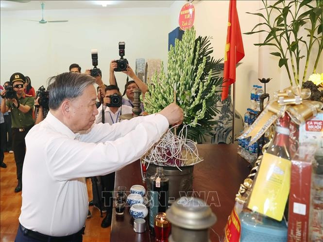 Tổng Bí thư Tô Lâm dâng hương tưởng niệm các Anh hùng liệt sĩ tại Trung tâm Điều dưỡng thương binh Thuận Thành. Ảnh: Thống Nhất/TTXVN tbt3-150725.jpg