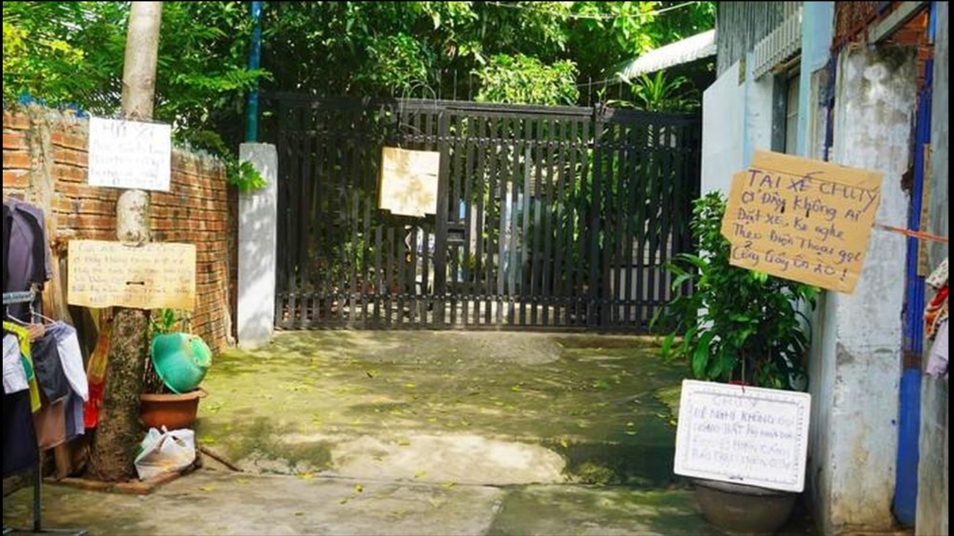 Hàng loạt tấm biển cảnh báo được gắn ở hẻm 20, đường Bến Nôm anh-man-hinh-2025-07-15-luc-153342.png