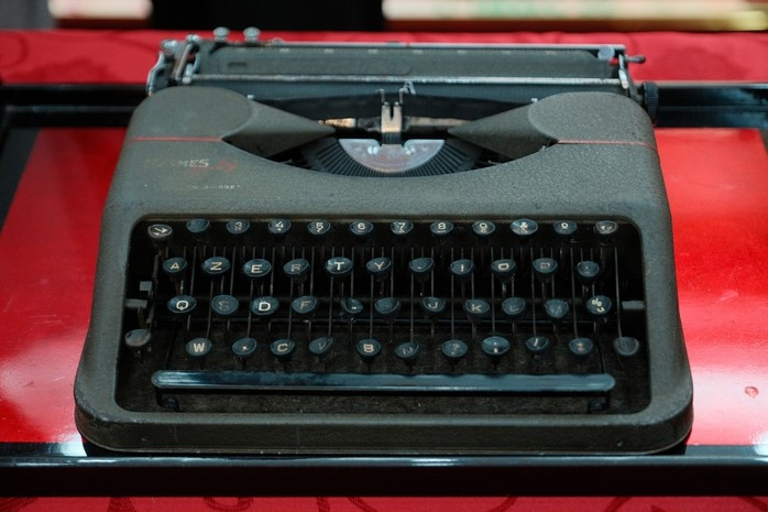 Chiếc máy chữ hiệu Hermes gắn bó với Bác Hồ trong thời gian Người sống và làm việc tại Phủ Chủ tịch. Ảnh: Ngọc Trường