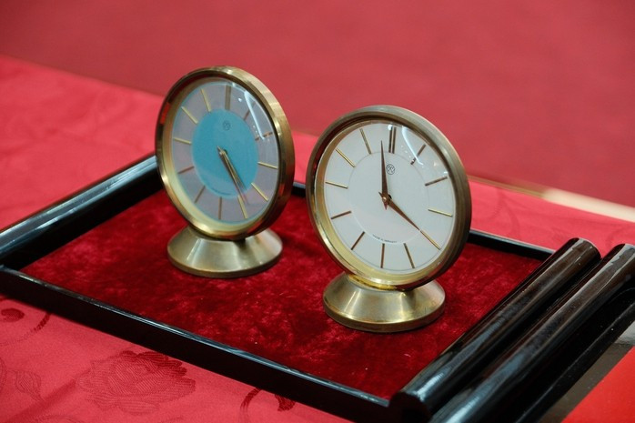 Chiếc đồng hồ để bàn được ông Hoàn trao tặng Khu di tích. Ảnh: Ngọc Trường