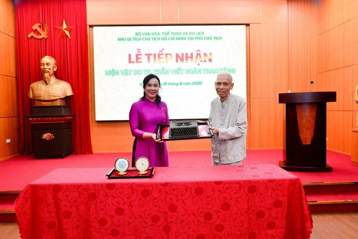 Ông Trần Viết Hoàn trao tặng hiện vật chiếc máy chữ cho Khu di tích. Ảnh: VGP