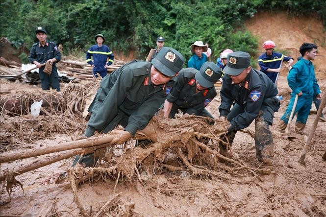 Lực lượng công an tích cực triển khai công tác khắc phục hậu quả mưa lũ, lũ quét, sạt lở đất tại xã Xa Dung (Điện Biên). Ảnh: Dương Giang/TTXVN