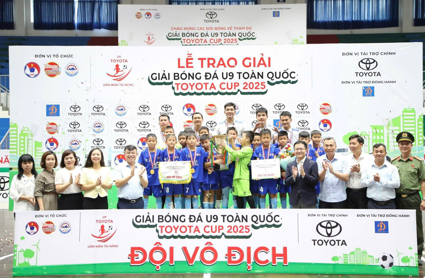 U9 Viet Hung Thanh Hoaチームは、この大会で見事優勝カップを獲得しました。 z6944332387326-46a75e36904f372012b870a57585ef7b.jpg