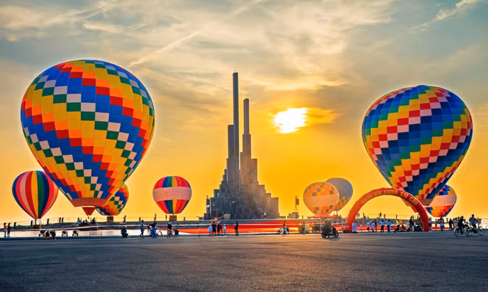 Khinh khí cầu nhuộm rực trời vùng biển