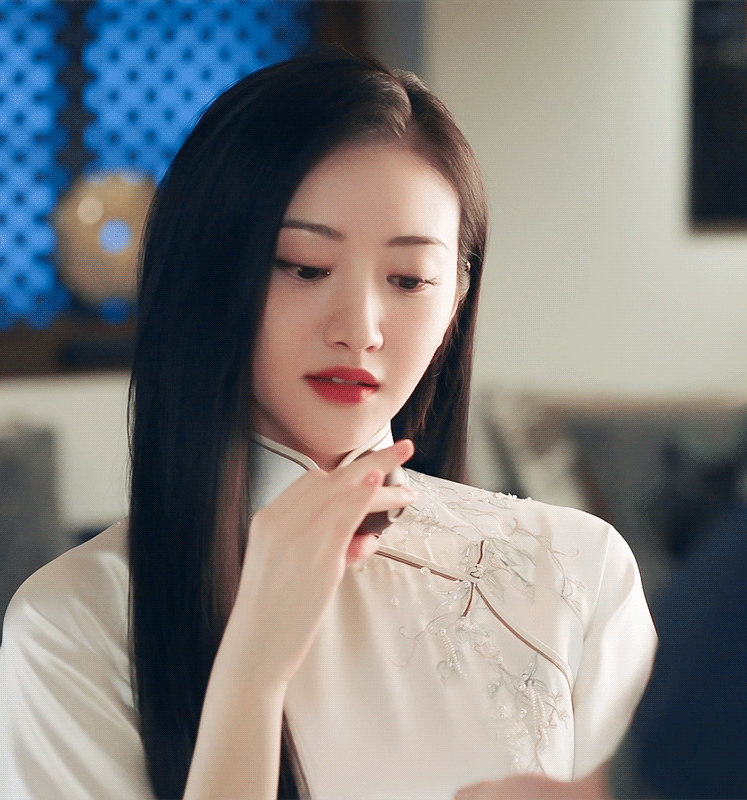 Đôi tay nhỏ nhắn, linh hoạt của Cảnh Điềm cũng là một trong những điểm thu hút khán giả. Đôi tay nhỏ nhắn, linh hoạt của Cảnh Điềm cũng là một trong những điểm thu hút khán giả.