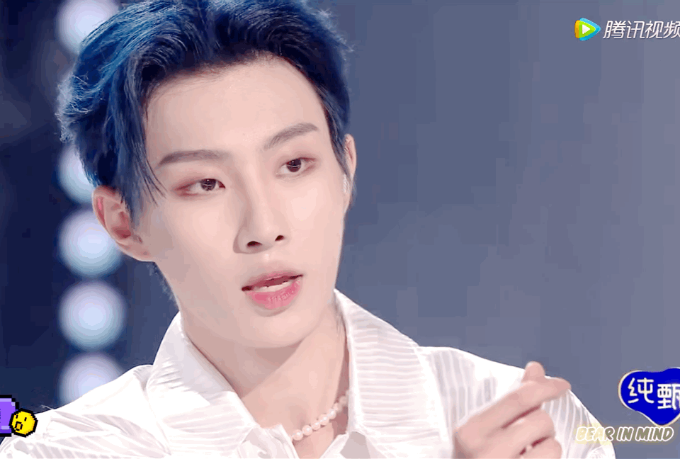 Oscar buộc phải đưa tay không về phía khán giả vì bắt trượt lông vũ.