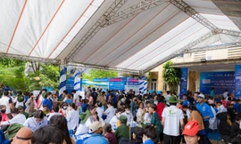 Long Châu cùng Trường Giang mang 'Hành trình sẻ chia' đến với bà con vùng biên giới