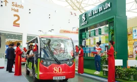 Khách tham quan khám phá và trải nghiệm không gian trưng bày của Sabeco tại triển lãm đất nước