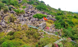 Đồi giữ lửa niềm tin 