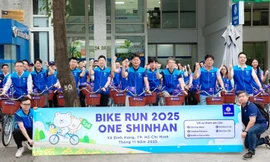 Ngân hàng Shinhan Việt Nam tặng xe đạp cho học sinh có hoàn cảnh khó khăn tại Bình Hưng, TPHCM