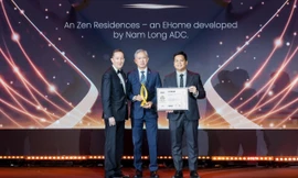 Ông Steven Chu – Chủ tịch Nam Long ADC nhận giải thưởng “Dự án căn hộ xuất sắc nhất Việt Nam” dành cho An Zen Residences tại PropertyGuru Vietnam 2025.