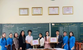 Nhà sách Tiền Phong sẻ chia cùng thầy trò vùng lũ Thái Nguyên sau bão số 11