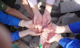 Hành trình 'cõng' nước sạch lên bản của hàng nghìn chiến sĩ Mùa hè Xanh