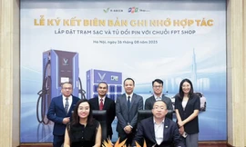 V-Green và FPT Retail hợp tác triển khai hàng nghìn điểm sạc ô tô điện và đổi pin xe máy điện