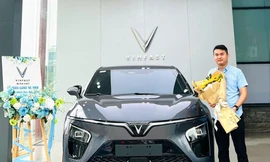 Dạy lái bằng VinFast VF 7, chủ xe chia sẻ: Nhiều học viên sau khi nhận bằng mua ngay xe điện