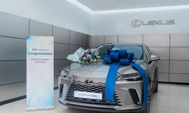 Một công ty thưởng xe Lexus cuối năm cho nhân viên